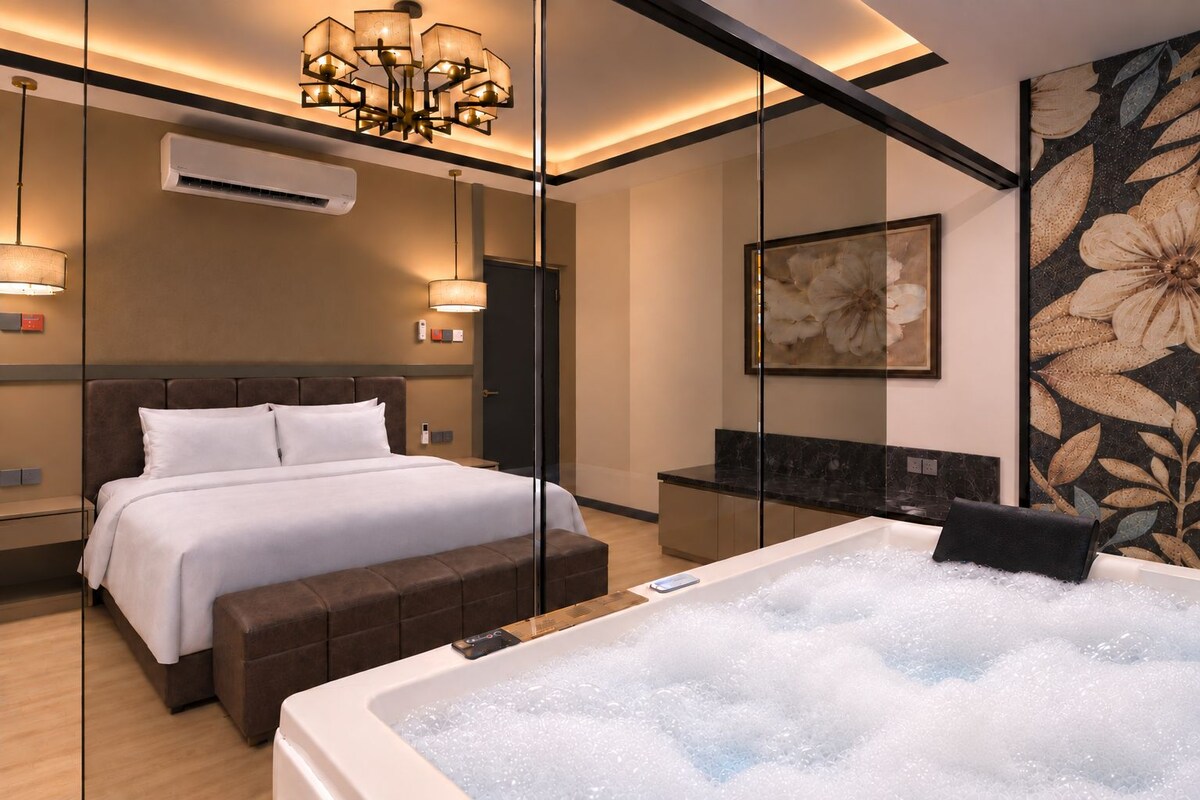 Presidential Suite, 1 King Bed, Partial Sea View | Blackout drapes, iron/ironing board, WiFi (free), bed sheets