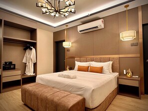 Suite presidencial, 1 cama King size, vista parcial al mar | Cortinas blackout, tabla de planchar con plancha y wifi gratis 