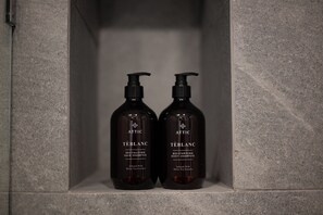 Dusch, hårtork, handdukar och schampo