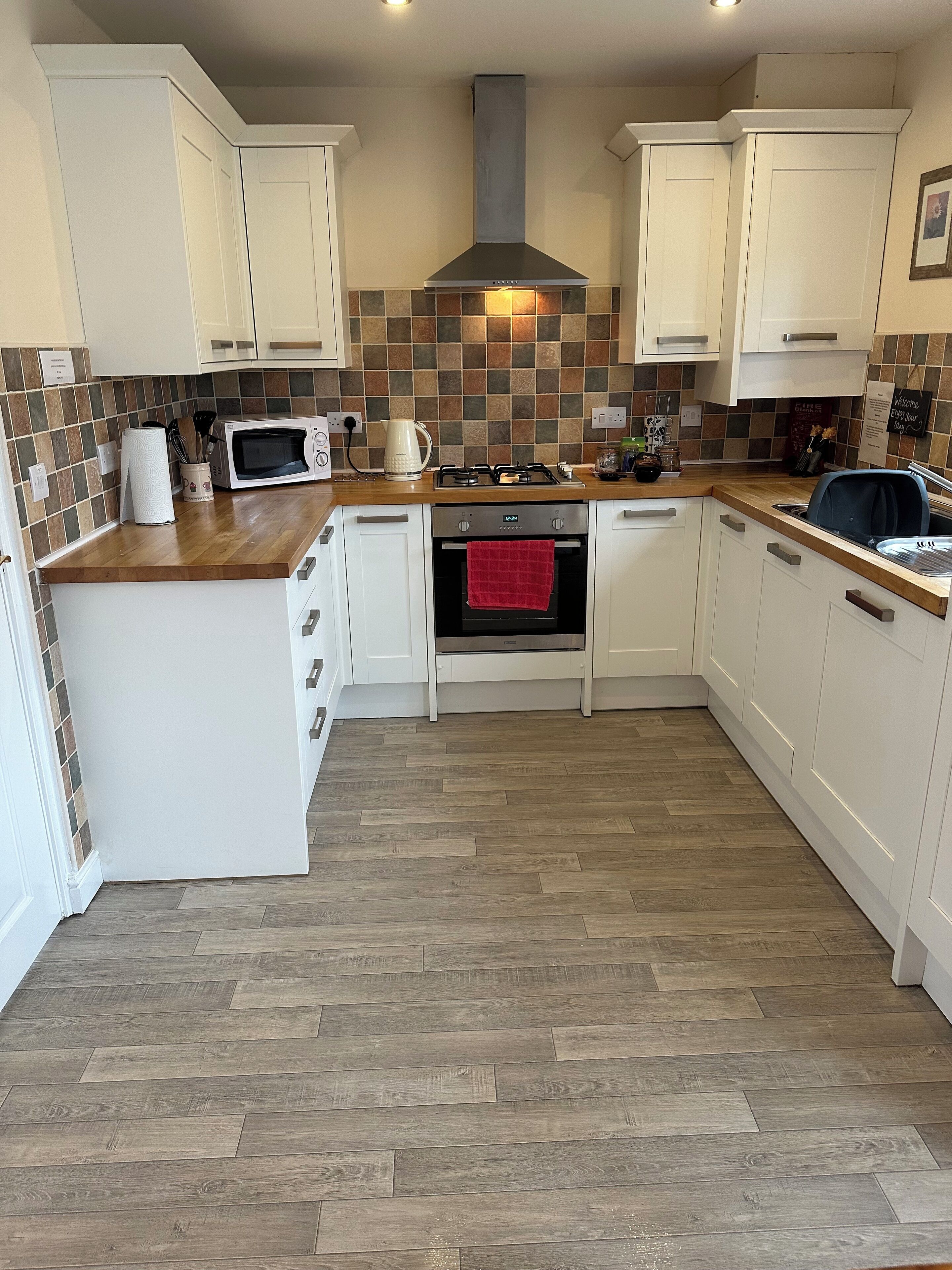 Een magnetron, een oven, een vaatwasser