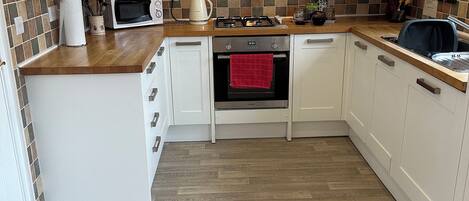 Micro-ondes, four, lave-vaisselle