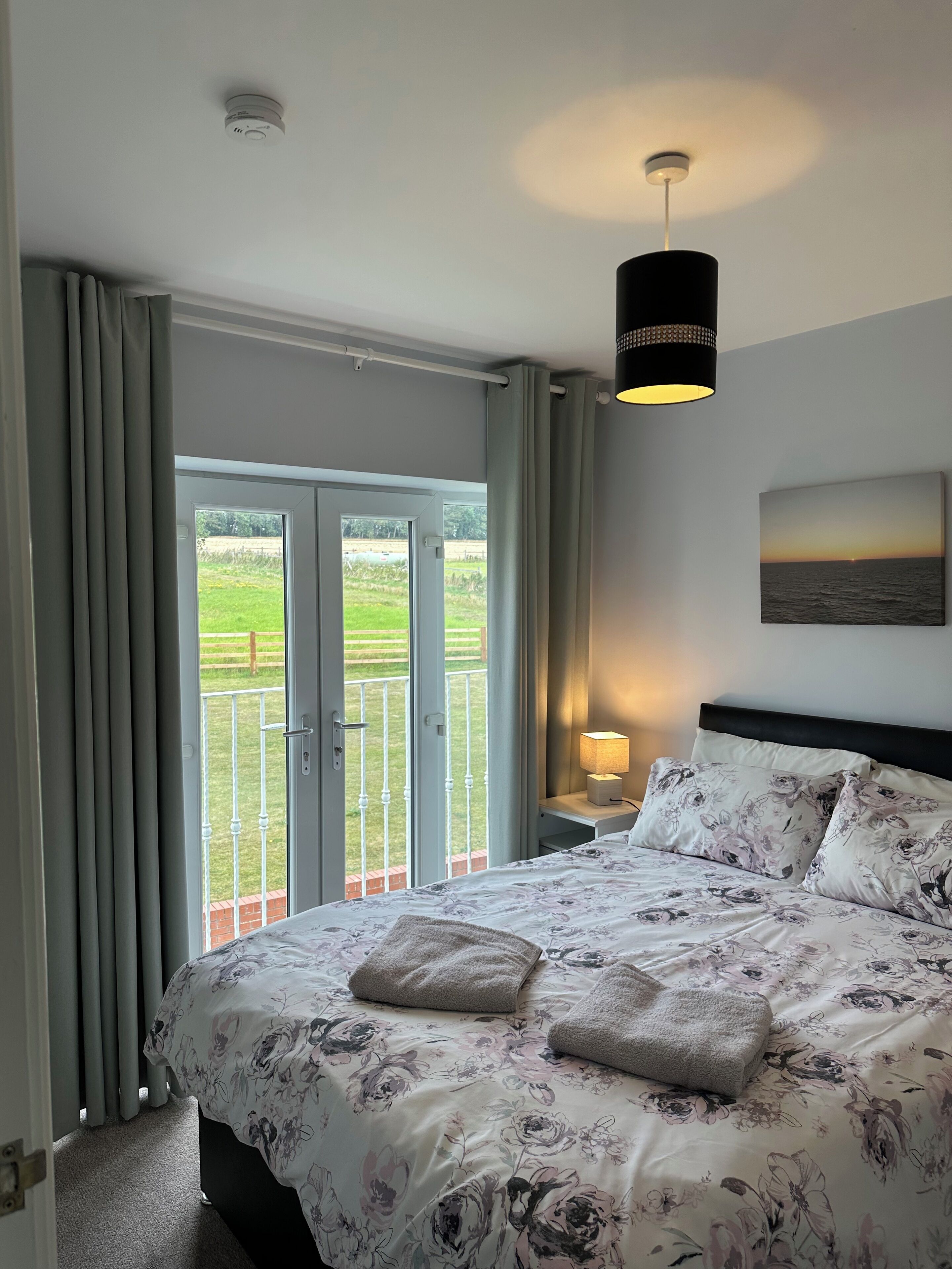 3 habitaciones, tabla de planchar con plancha, wifi y ropa de cama 