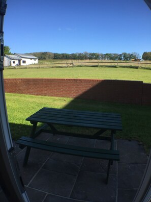 Outdoor dining - Modern Country Cottage only 5 minutes drive to Bridlington on site FREE parking (Bridlington)