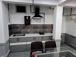 Double Room | Shared kitchen - Jiya Mansion (Guwahati)