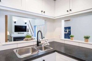 Fridge, microwave, oven, stovetop - The Mountain House - Walk to the Village! (The Blue Mountains)