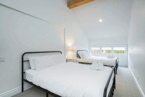 3 bedrooms, WiFi, bed sheets - The Mountain House - Walk to the Village! (The Blue Mountains)
