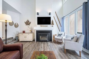 TV, fireplace - The Mountain House - Walk to the Village! (The Blue Mountains)