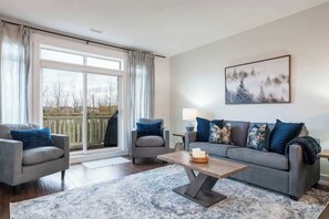 TV, fireplace - The Blue  - Walk to the Village, Shuttle & Pool (The Blue Mountains)