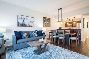 TV, fireplace - The Blue  - Walk to the Village, Shuttle & Pool (The Blue Mountains)