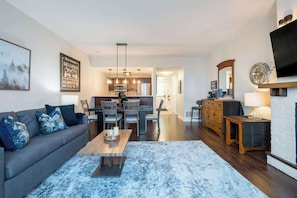 TV, fireplace - The Blue  - Walk to the Village, Shuttle & Pool (The Blue Mountains)