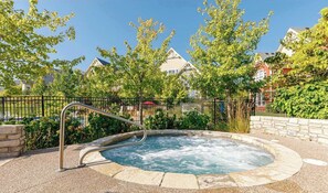 Outdoor spa tub - The Blue  - Walk to the Village, Shuttle & Pool (The Blue Mountains)