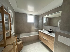 Shower, hair dryer, towels, soap - Voiles Blanches 133 by Avecoeur (Vallauris)