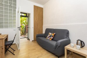 Living area - One-bedroom apartment with private bathroom in very central area, 5 minutes from (Catania)