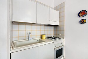 Fridge, microwave, oven, stovetop - Casa Marygiò: Holiday Home with Private Terrace, Wi-Fi & Air Conditioning (San Vito Lo Capo)