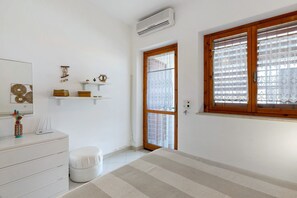 1 bedroom, WiFi, bed sheets - Casa Marygiò: Holiday Home with Private Terrace, Wi-Fi & Air Conditioning (San Vito Lo Capo)
