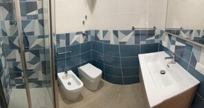 Een douche, een haardroger, handdoeken