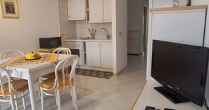 Dining - Casa Concettina: Mountain View, Balcony & Air Conditioning (San Vito Lo Capo)