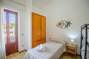 2 室のベッドルーム、アイロン / アイロン台、旅行用ベビーベッド