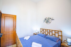 2 chambres, fer et planche à repasser, lit de bébé portatif