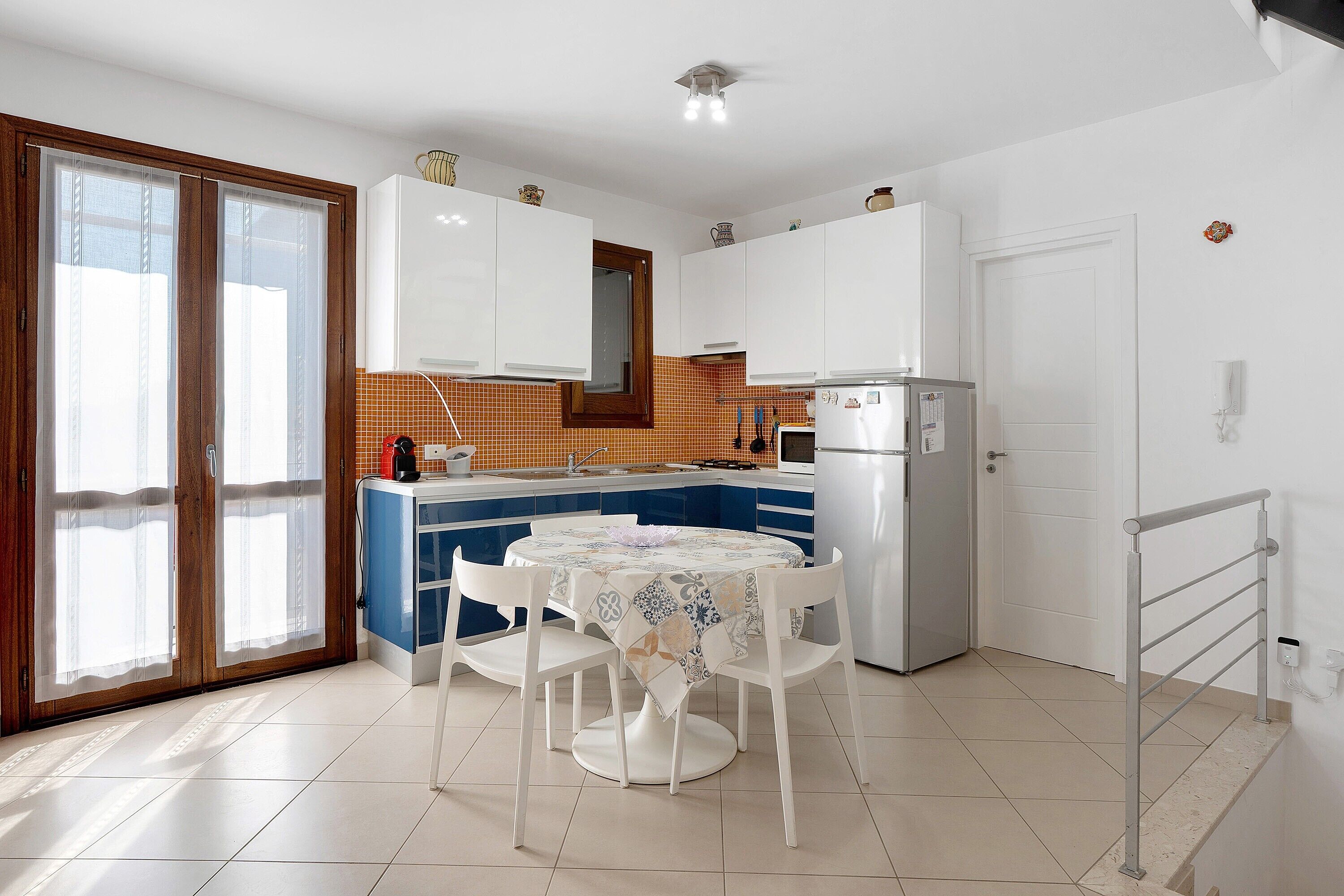 Réfrigérateur, four, plaque de cuisson, cafetière/bouilloire