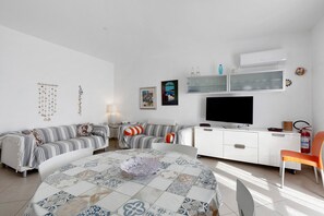 TV - Holiday Home 'Berta' with Sea View, Private Terrace and Air Conditioning (San Vito Lo Capo)