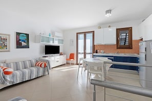 TV - Holiday Home 'Berta' with Sea View, Private Terrace and Air Conditioning (San Vito Lo Capo)