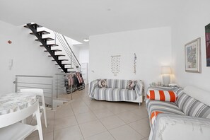 TV - Holiday Home 'Berta' with Sea View, Private Terrace and Air Conditioning (San Vito Lo Capo)