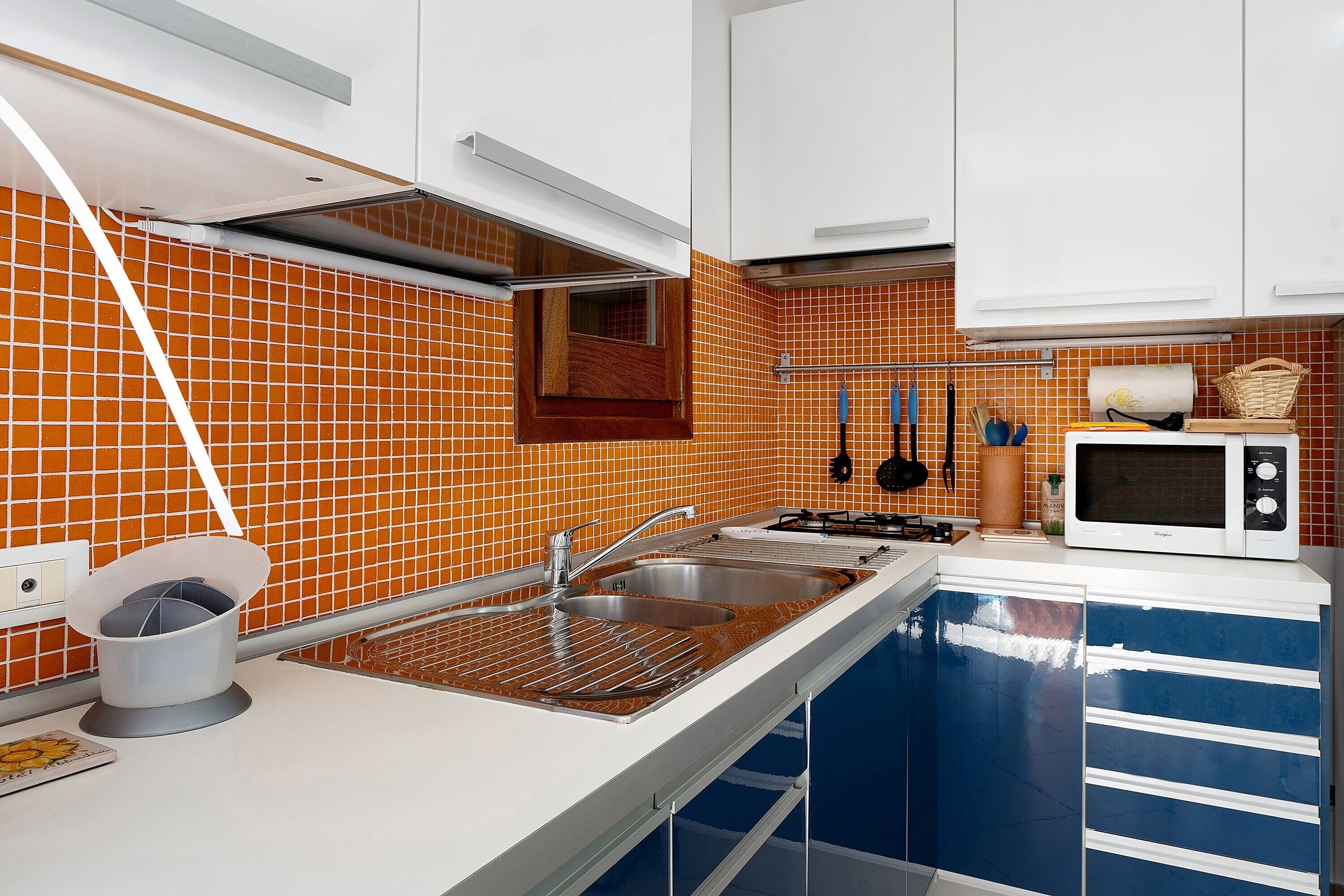 Fridge, oven, stovetop, coffee/tea maker