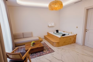 Luxury-Suite, Stadtblick | Wohnbereich | 55-Zoll-Fernseher mit Satellitenempfang, Fußbodenheizung