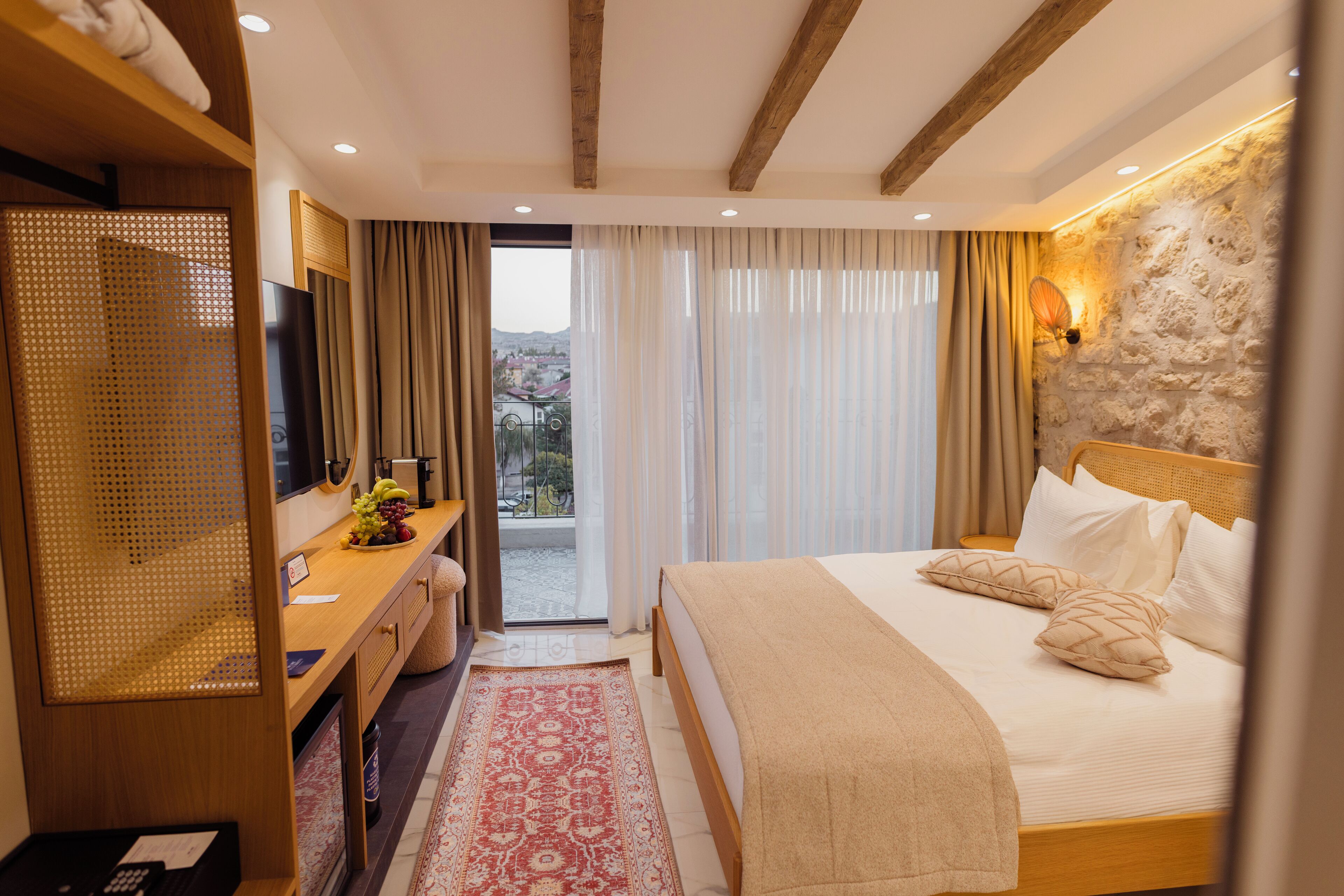 标准双人房, 阳台, 城市景观 | 客房内保险箱、办公桌、笔记本电脑工作区、遮光窗帘