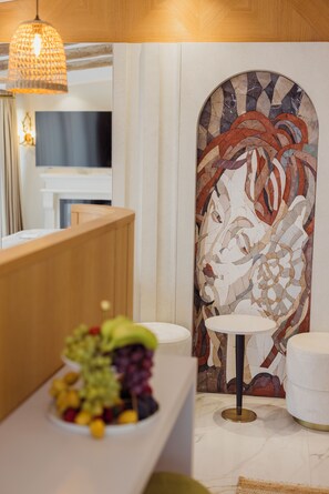 خزنة داخل الغرفة ومكتب ومساحة عمل للكمبيوتر المحمول وستائر تعتيم