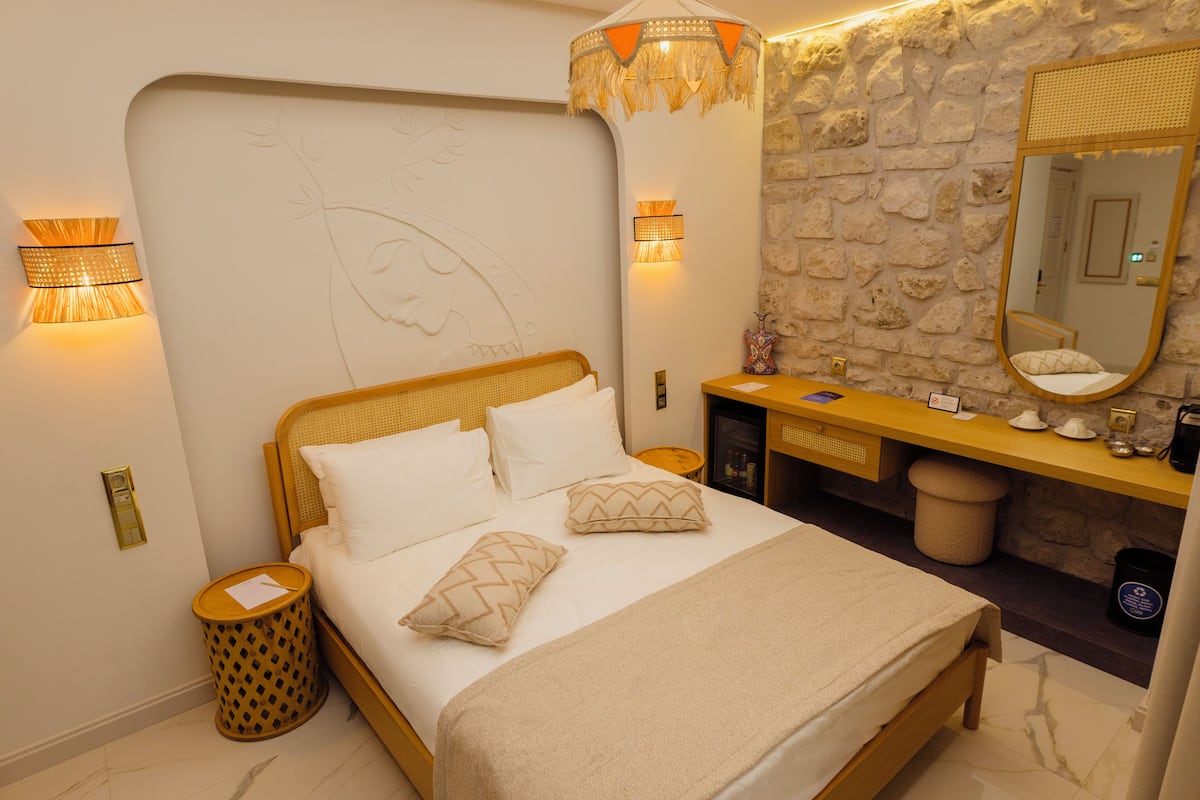 Standard Studio Suite | In-room safe, desk, laptop workspace, blackout drapes