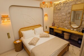 خزنة داخل الغرفة ومكتب ومساحة عمل للكمبيوتر المحمول وستائر تعتيم