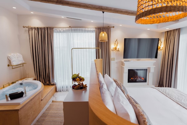 Deluxe Double Room, Balcony, City View | Peralatan tempat tidur premium, peti besi dalam bilik, meja