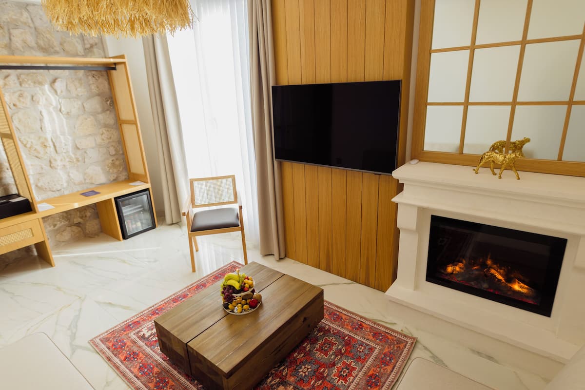 Luxury Suite, City View | Living area | TV