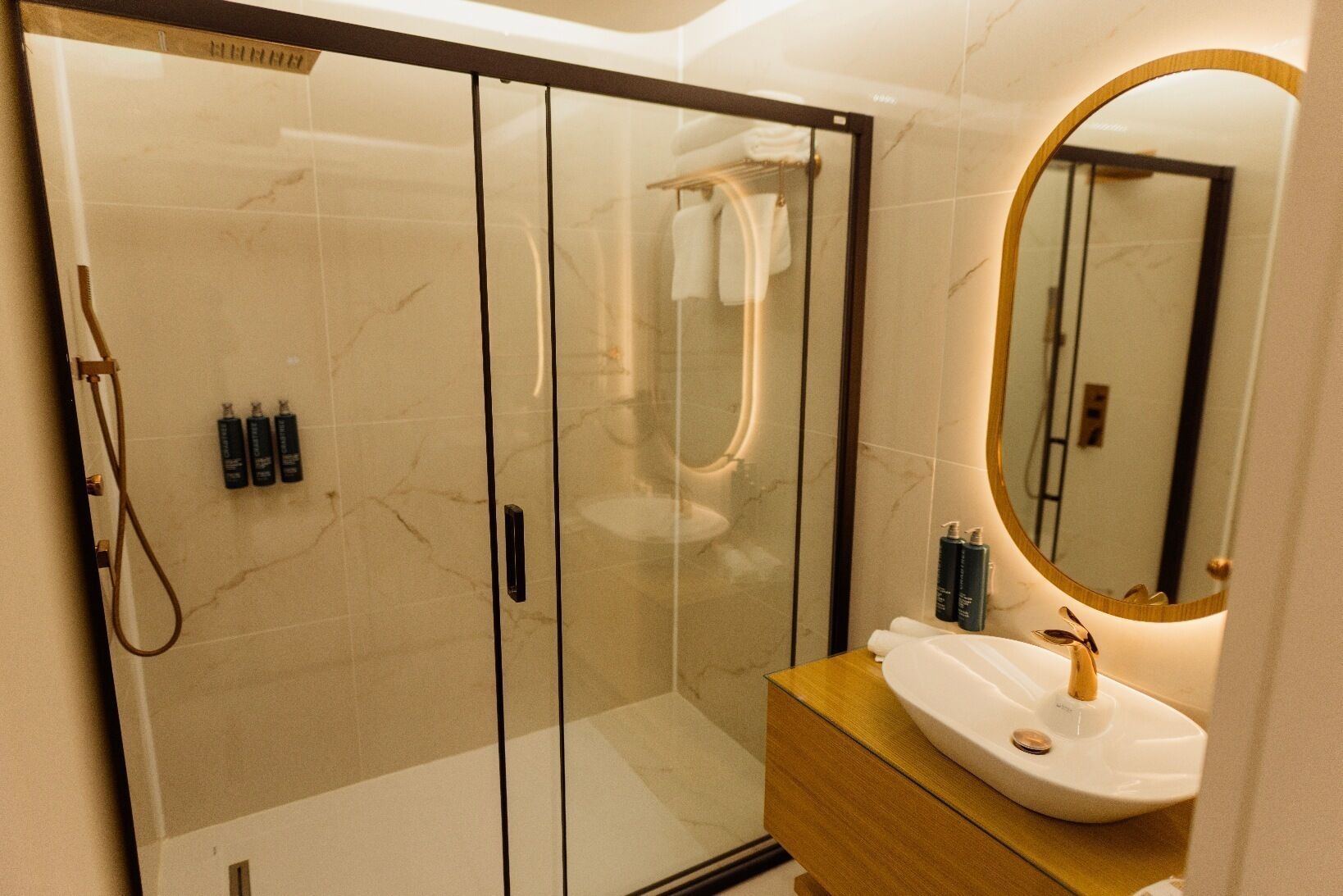 Standard Studio Suite | Bathroom | Free toiletries, hair dryer, bathrobes, slippers