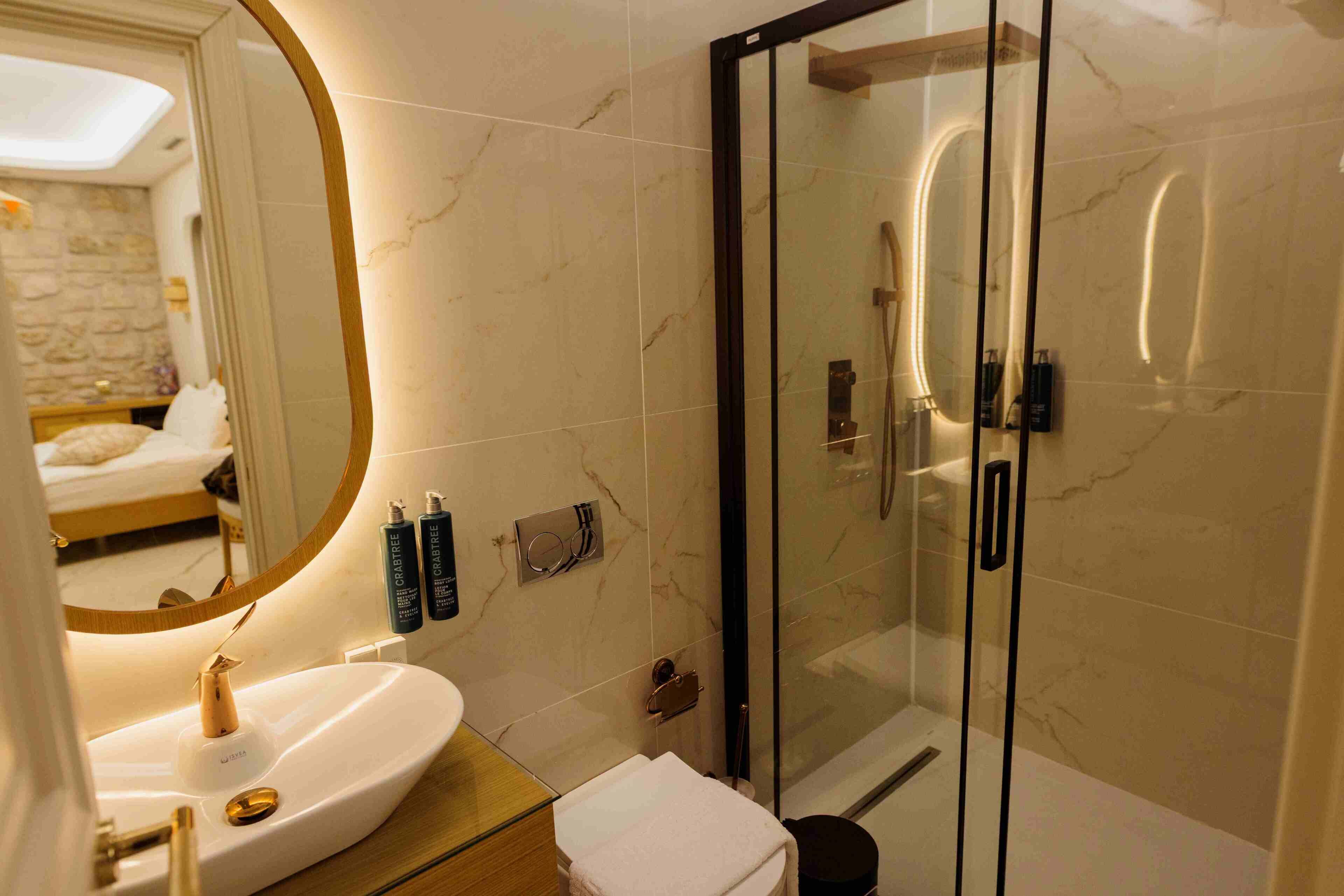 Standard Studio Suite | Bathroom | Free toiletries, hair dryer, bathrobes, slippers