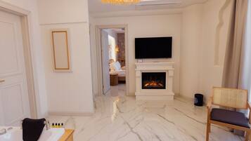 Luxury Suite, City View | Living area