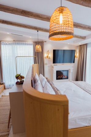 خزنة داخل ال�غرفة ومكتب ومساحة عمل للكمبيوتر المحمول وستائر تعتيم