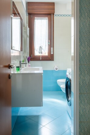 Shower, hair dryer, towels - 'Ca'vio Beach Pool' Apartment with Shared Pool, Wi-Fi & Air Conditioning (Cavallino-Treporti)