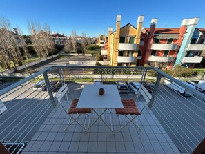 Outdoor dining - 'Ca'vio Beach Pool' Apartment with Shared Pool, Wi-Fi & Air Conditioning (Cavallino-Treporti)