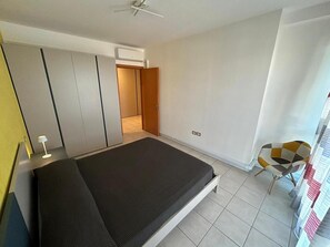 1 habitación, tabla de planchar con plancha, wifi y ropa de cama 