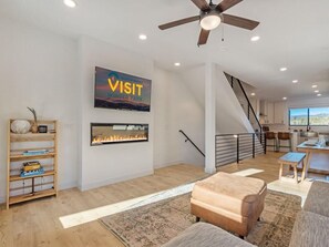 TV, fireplace - Fraser Ridge Retreat 3 Bed 3.5 Bath - Sleeps 9 (Fraser)