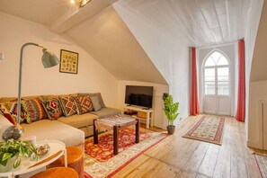 TV - Terrace Charming Century Apartment (Lisbon)