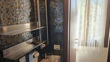 Douche, sĂšche-cheveux, serviettes fournies