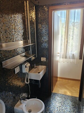 Douche, sèche-cheveux, serviettes fournies