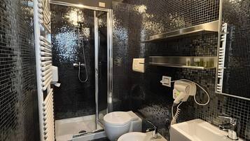 Chuveiro, secador de cabelo, toalhas de banho