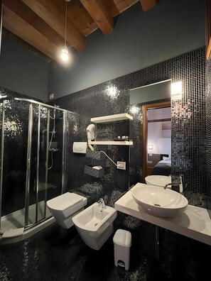 Dusche, Haartrockner, Handtücher