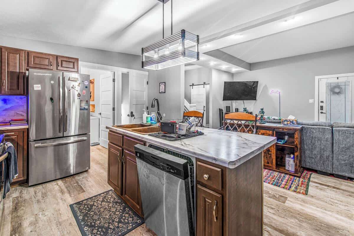 Kühlschrank, Mikrowelle, Herdplatte, Wasserkocher mit Kaffee-/Teezubehör