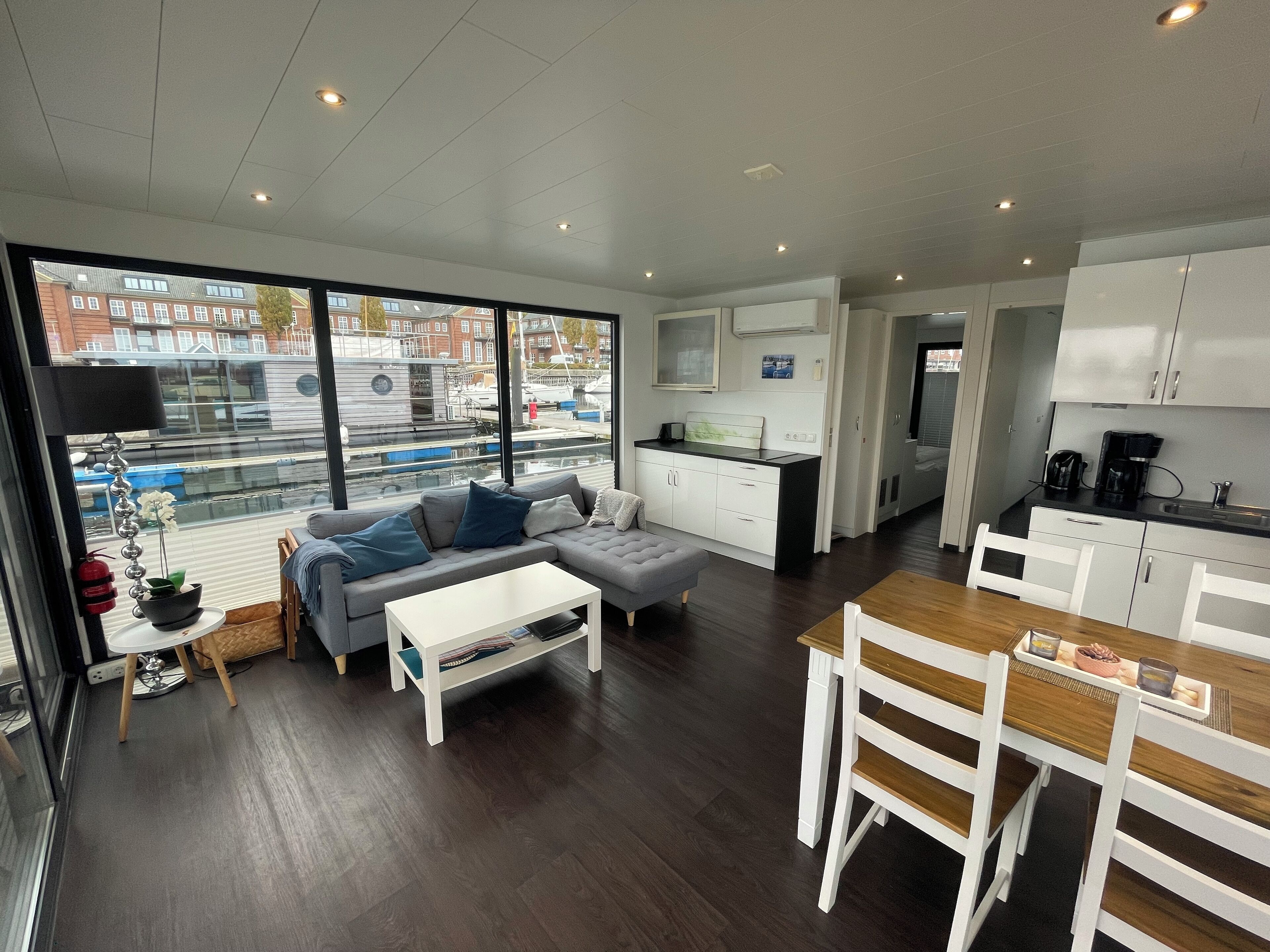 Un apartamento moderno con sala de estar, cocina y comedor.